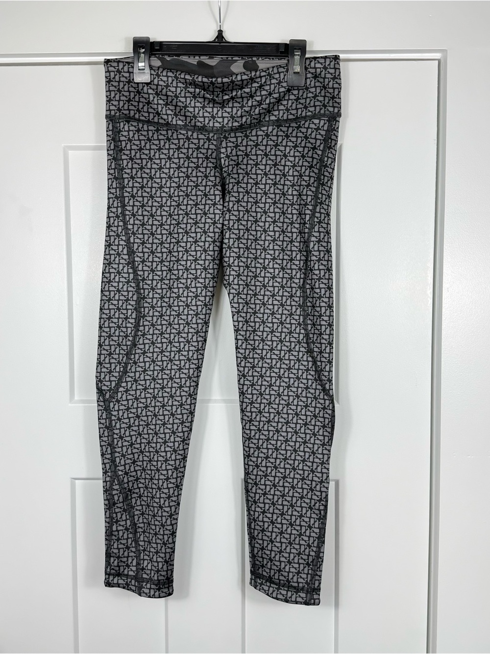 NWT Vineyard Vines Reversible Performance Leggings Whale Camo Black Gray Small